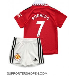 Manchester United Cristiano Ronaldo #7 Hemmatröja Barn 2022-23 Kortärmad (+ korta byxor)